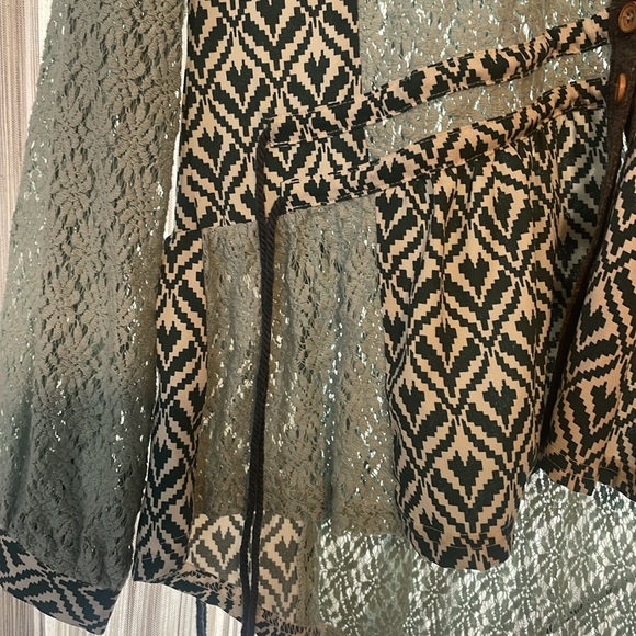 Beautiful boutique mixed media boho top - Picture 2 of 6